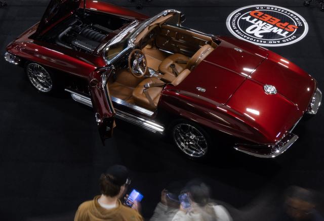 (260314) -- MISSISSAUGA, March 14, 2026 (Xinhua) -- People view a custom vehicle at the 2026 Motorama Custom Car & Motorsports Expo in Mississauga, the Greater Toronto Area, Canada, March 13, 2026.
  The three-day event kicked off here on Friday, showcasing more than 400 custom vehicles. (Photo by Zou Zheng/Xinhua)