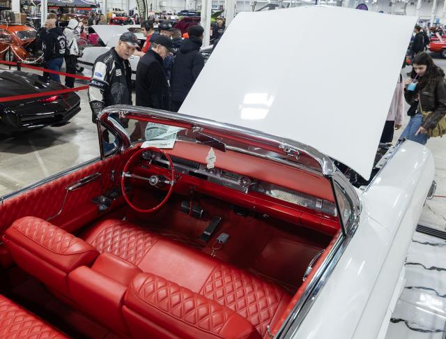 (260314) -- MISSISSAUGA, March 14, 2026 (Xinhua) -- People view a custom vehicle at the 2026 Motorama Custom Car & Motorsports Expo in Mississauga, the Greater Toronto Area, Canada, March 13, 2026.
  The three-day event kicked off here on Friday, showcasing more than 400 custom vehicles. (Photo by Zou Zheng/Xinhua)