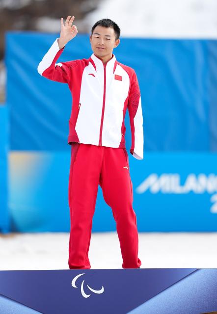 (260314) -- TESERO, March 14, 2026 (Xinhua) -- Gold medalist Cai Jiayun of China poses on the podium after the para biathlon men's sprint pursuit standing at the Milan-Cortina 2026 Paralympic Winter Games in Tesero, Italy, March 13, 2026. (Xinhua/Hou Zhaokang)