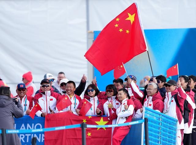 (260314) -- TESERO, March 14, 2026 (Xinhua) -- Gold medalist Cai Jiayun of China poses with team members after the para biathlon men's sprint pursuit standing at the Milan-Cortina 2026 Paralympic Winter Games in Tesero, Italy, March 13, 2026. (Xinhua/Hou Zhaokang)