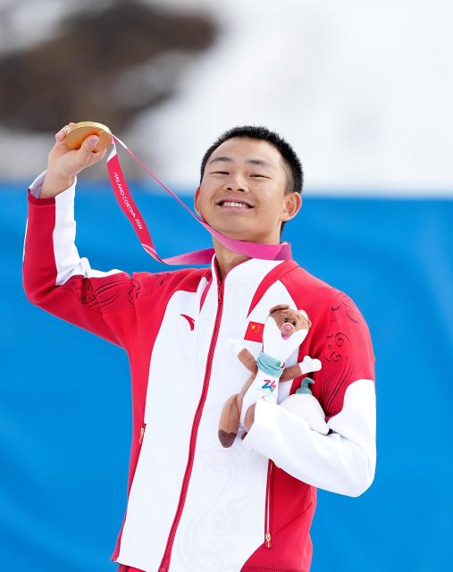 (260314) -- TESERO, March 14, 2026 (Xinhua) -- Gold medalist Cai Jiayun of China poses on the podium after the para biathlon men's sprint pursuit standing at the Milan-Cortina 2026 Paralympic Winter Games in Tesero, Italy, March 13, 2026. (Xinhua/Hou Zhaokang)