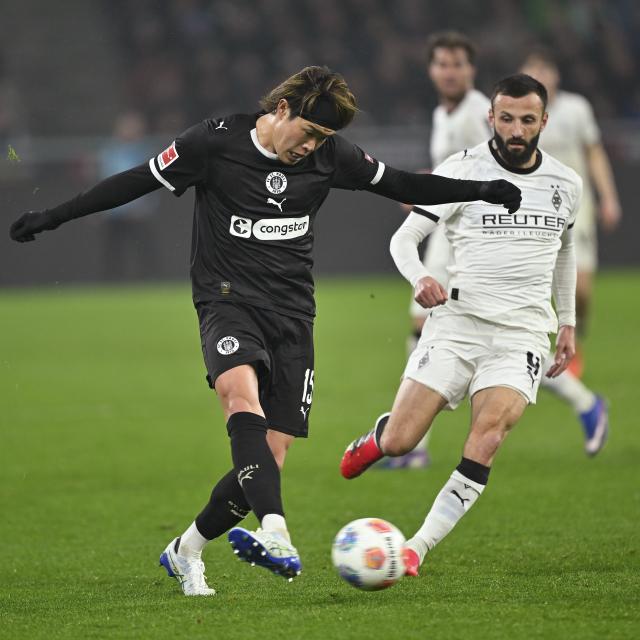 (260314) -- MOENCHENGLADBACH, March 14, 2026 (Xinhua) -- Franck Honorat (R) of Borussia Moenchengladbach vies with Fujita Joel Chima of FC St. Pauli during the German first division of Bundesliga football match between Borussia Moenchengladbach and FC St. Pauli in Moenchengladbach, Germany, March 13, 2026. (Photo by Ulrich Hufnagel/Xinhua)