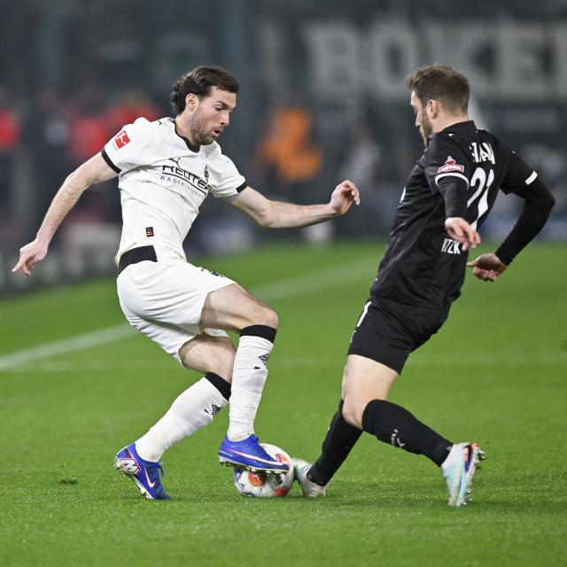 (260314) -- MOENCHENGLADBACH, March 14, 2026 (Xinhua) -- Joe Scally (L) of Borussia Moenchengladbach vies with Lars Ritzka of FC St. Pauli during the German first division of Bundesliga football match between Borussia Moenchengladbach and FC St. Pauli in Moenchengladbach, Germany, March 13, 2026. (Photo by Ulrich Hufnagel/Xinhua)