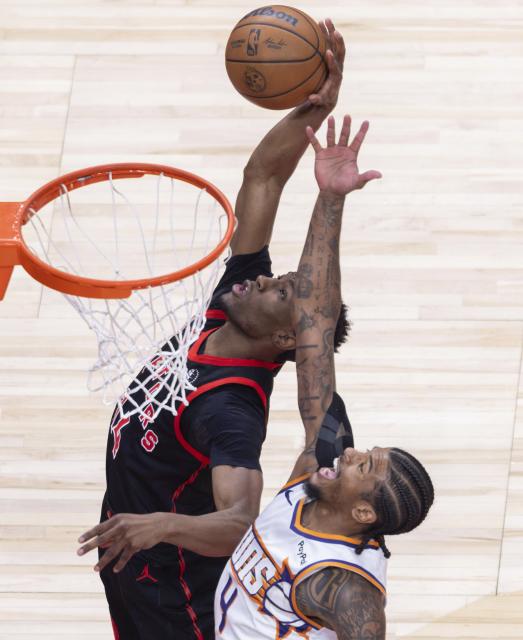 (260314) -- TORONTO, March 14, 2026 (Xinhua) -- Ja'Kobe Walter (L) of Toronto Raptors fights for a rebound with Jalen Green of Phoenix Suns during the 2025-2026 NBA regular season game between Toronto Raptors and Phoenix Suns in Toronto, Canada, on March 13, 2026. (Photo by Zou Zheng/Xinhua)