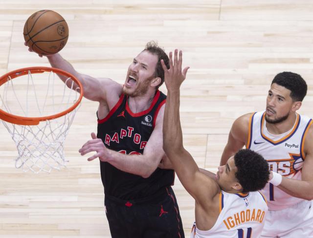 (260314) -- TORONTO, March 14, 2026 (Xinhua) -- Jakob Poeltl (L) of Toronto Raptors goes up for a layup during the 2025-2026 NBA regular season game between Toronto Raptors and Phoenix Suns in Toronto, Canada, on March 13, 2026. (Photo by Zou Zheng/Xinhua)