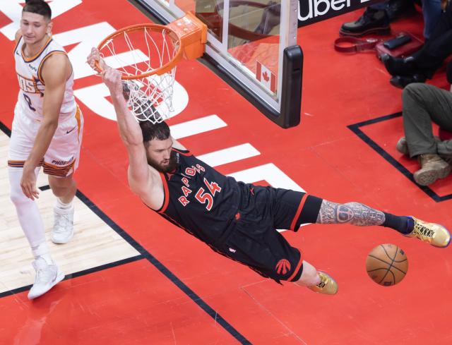 (260314) -- TORONTO, March 14, 2026 (Xinhua) -- Sandro Mamukelashvili (R) of Toronto Raptors dunks during the 2025-2026 NBA regular season game between Toronto Raptors and Phoenix Suns in Toronto, Canada, on March 13, 2026. (Photo by Zou Zheng/Xinhua)