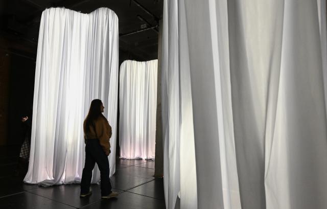 (260314) -- MADRID, March 14, 2026 (Xinhua) -- A woman views light installations at LuzMadrid 2026, an international light festival, in Madrid, Spain, March 13, 2026.
  LuzMadrid 2026 is held here from March 12 to March 14. (Xinhua/Cheng Min)