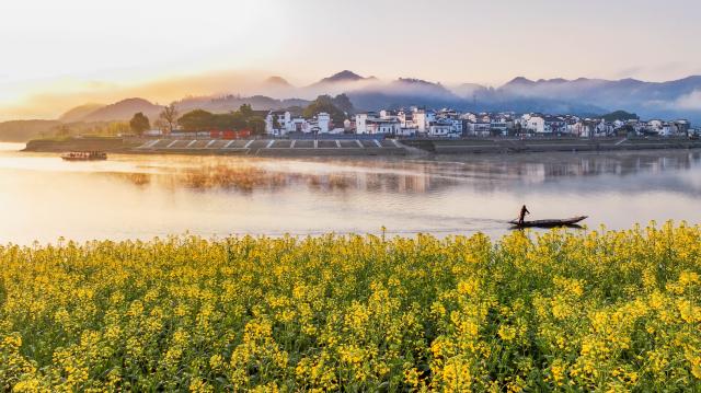 (260314) -- BEIJING, March 14, 2026 (Xinhua) -- A resident paddles along the Xin'an River in Shexian County, east China's Anhui Province, March 20, 2025. (Photo by Zheng Hong/Xinhua)
