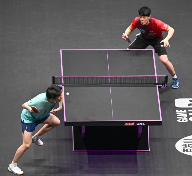 (260314) -- CHONGQING, March 14, 2026 (Xinhua) -- Wen Ruibo (L) of China and Qiu Dang of Germany compete during the men's singles quarterfinal match at the WTT Champions Chongqing 2026 in southwest China's Chongqing, March 14, 2026. (Xinhua/Chen Cheng)