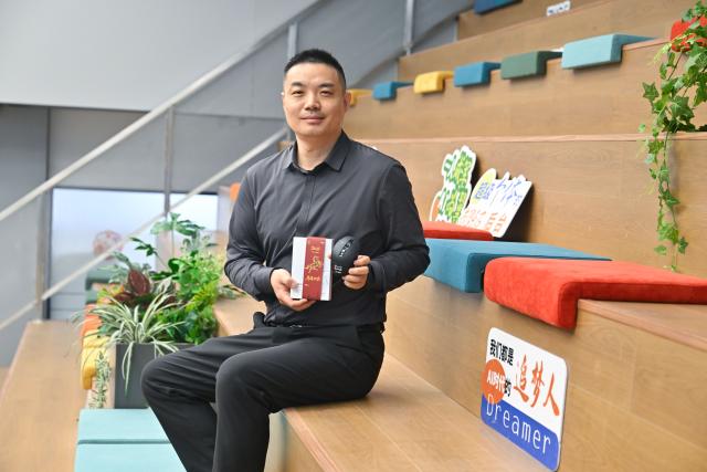 (260314) -- NANJING, March 14, 2026 (Xinhua) -- Wang Lei, founder of a tech startup, poses for a photo with an AI-powered voice recognition mouse he developed at a one-person-company (OPC) community in Nanjing, east China's Jiangsu Province, March 11, 2026.
  The widespread rise of AI is modifying China's labor market in ways that go far beyond job replacement or creation. It has generated new professions, lowered the threshold for starting a business, and empowered employees to upgrade their skills in a bid to stay competitive.
  The OPC model is witnessing rapid development in China, fueled by the coding capabilities of AI models and support from local governments, resulting in a greater diversity of products. This shift mirrors a broader evolution within China's professional landscape. (Xinhua/Ji Chunpeng)
