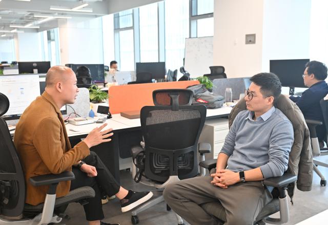 (260314) -- NANJING, March 14, 2026 (Xinhua) -- Wang Peng (R), founder of a tech startup, talks with a fellow entrepreneur at a one-person-company (OPC) community in Nanjing, east China's Jiangsu Province, March 12, 2026.
  The widespread rise of AI is modifying China's labor market in ways that go far beyond job replacement or creation. It has generated new professions, lowered the threshold for starting a business, and empowered employees to upgrade their skills in a bid to stay competitive.
  The OPC model is witnessing rapid development in China, fueled by the coding capabilities of AI models and support from local governments, resulting in a greater diversity of products. This shift mirrors a broader evolution within China's professional landscape. (Xinhua/Ji Chunpeng)