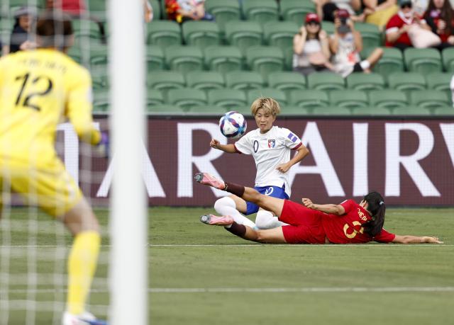 (260314) -- PERTH, March 14, 2026 (Xinhua) -- Chen Qiaozhu (bottom) of China blocks a shot by Matsunaga Saki of Chinese Taipei during the quarterfinal of Women's Asian Cup between China and Chinese Taipei at Perth Rectangular Stadium in Perth, Australia, March 14, 2026. (Xinhua/Ma Ping)