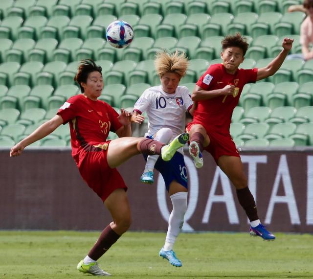 (260314) -- PERTH, March 14, 2026 (Xinhua) -- Matsunaga Saki (C) of Chinese Taipei vies with Shao Ziqin (L) and Wang Shuang of China during the quarterfinal of Women's Asian Cup between China and Chinese Taipei at Perth Rectangular Stadium in Perth, Australia, March 14, 2026. (Photo by Zhou Dan/Xinhua)