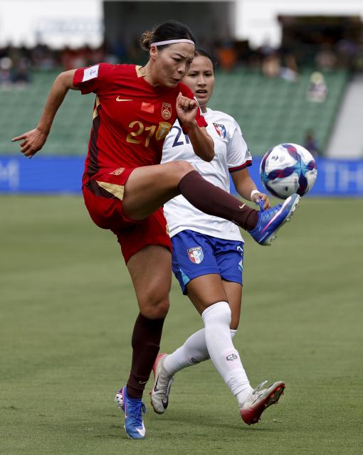 (260314) -- PERTH, March 14, 2026 (Xinhua) -- Li Mengwen (L) of China vies with Chen Yu-chin of Chinese Taipei during the quarterfinal of Women's Asian Cup between China and Chinese Taipei at Perth Rectangular Stadium in Perth, Australia, March 14, 2026. (Xinhua/Ma Ping)