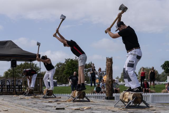 (260314) -- AUCKLAND, March 14, 2026 (Xinhua) -- This photo taken on March 14, 2026 shows a wood chopping competition during the Kumeu show in Auckland, New Zealand. (Photo by Wu Jiaxiang/Xinhua)