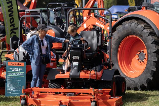 (260314) -- AUCKLAND, March 14, 2026 (Xinhua) -- People view agricultural machinery during the Kumeu show in Auckland, New Zealand, March 14, 2026. (Photo by Wu Jiaxiang/Xinhua)