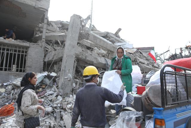 (260314) -- TEHRAN, March 14, 2026 (Xinhua) -- People load belongings searched from destroyed houses in Tehran, Iran, March 12, 2026. (Xinhua/Shadati)