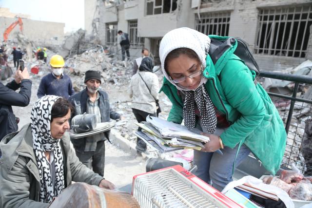 (260314) -- TEHRAN, March 14, 2026 (Xinhua) -- People load belongings searched from destroyed houses in Tehran, Iran, March 12, 2026. (Xinhua/Shadati)