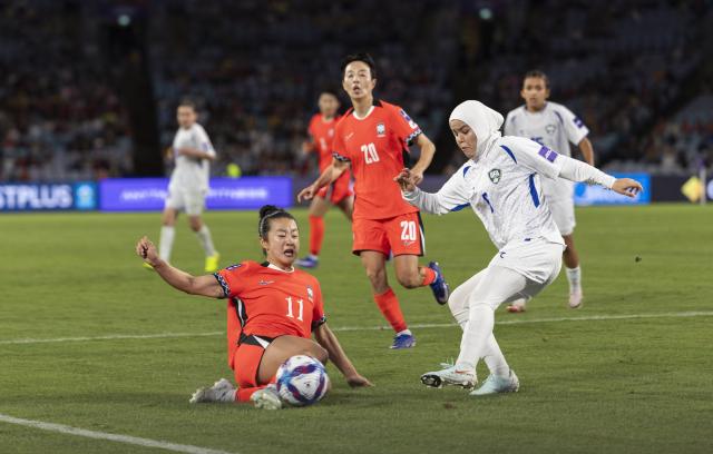 (260314) -- SYDNEY, March 14, 2026 (Xinhua) -- Choe Yu-Ri (L) of South Korea vies with Khusniddinova Solikha of Uzbekistan during the quarterfinal of Women's Asian Cup between South Korea and Uzbekistan in Sydney, Australia, March 14, 2026. (Xinhua/Hu Jingchen)