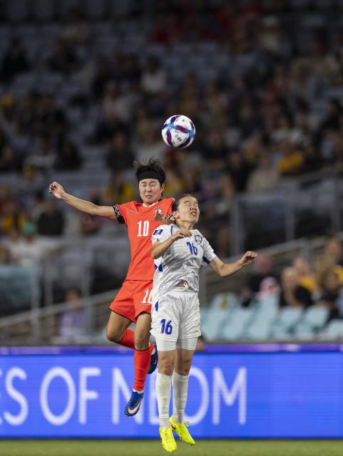 (260314) -- SYDNEY, March 14, 2026 (Xinhua) -- Ji So-Yun (L) of South Korea and Mamatkarimova Zarina of Uzbekistan head for the ball during the quarterfinal of Women's Asian Cup between South Korea and Uzbekistan in Sydney, Australia, March 14, 2026. (Xinhua/Hu Jingchen)