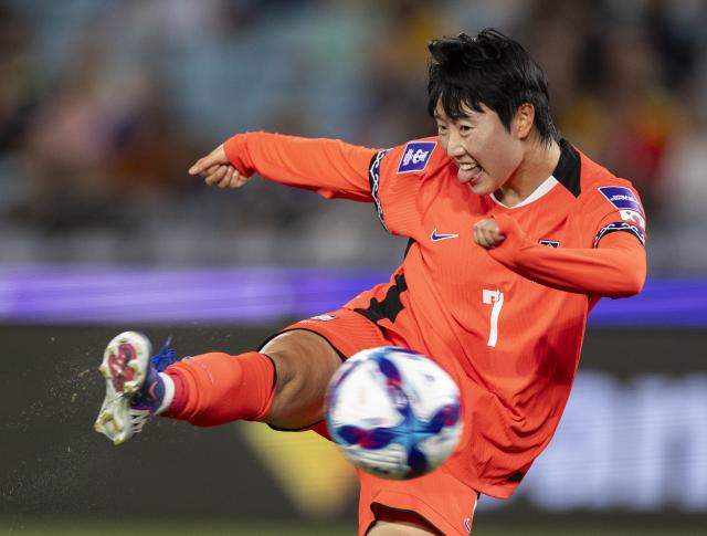 (260314) -- SYDNEY, March 14, 2026 (Xinhua) -- Son Hwa-Yeon of South Korea shoots during the quarterfinal of Women's Asian Cup between South Korea and Uzbekistan in Sydney, Australia, March 14, 2026. (Xinhua/Hu Jingchen)