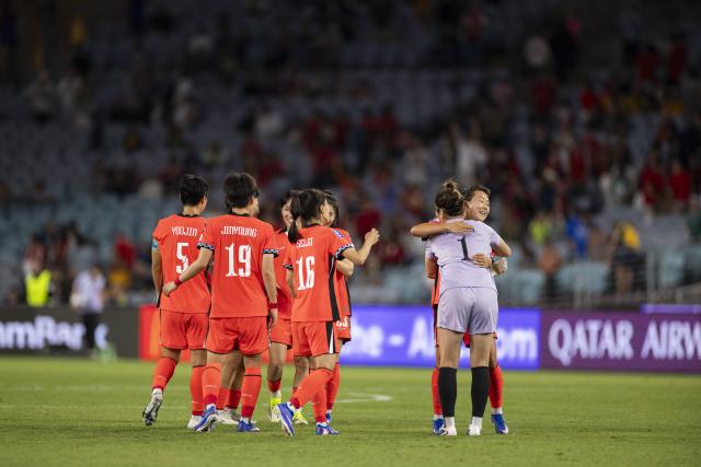 (260314) -- SYDNEY, March 14, 2026 (Xinhua) -- Players of South Korea celebrates after winning the quarterfinal of Women's Asian Cup between South Korea and Uzbekistan in Sydney, Australia, March 14, 2026. (Xinhua/Hu Jingchen)