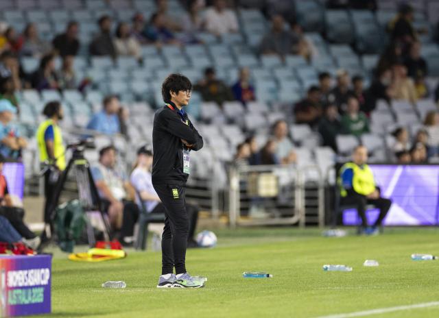 (260314) -- SYDNEY, March 14, 2026 (Xinhua) -- Shin Sang woo, head coach of South Korea, reats during the quarterfinal of Women's Asian Cup between South Korea and Uzbekistan in Sydney, Australia, March 14, 2026. (Xinhua/Hu Jingchen)