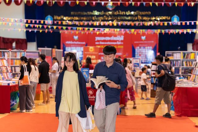 (260314) -- LAOS, March 14, 2026 (Xinhua) -- People select books at the Book Festival in Vientiane, Laos, March 14, 2026. The festival is held in the Lao capital Vientiane from March 10 to 15. Under the theme "Books Connecting Cultures," the event aims to foster a culture of reading, promote lifelong learning, and inspire Lao youth to explore knowledge through the written word.
  TO GO WITH "Roundup: Book festival fosters lifelong learning, sparks reading culture among Lao youth" (Photo by Kaikeo Saiyasane/Xinhua)