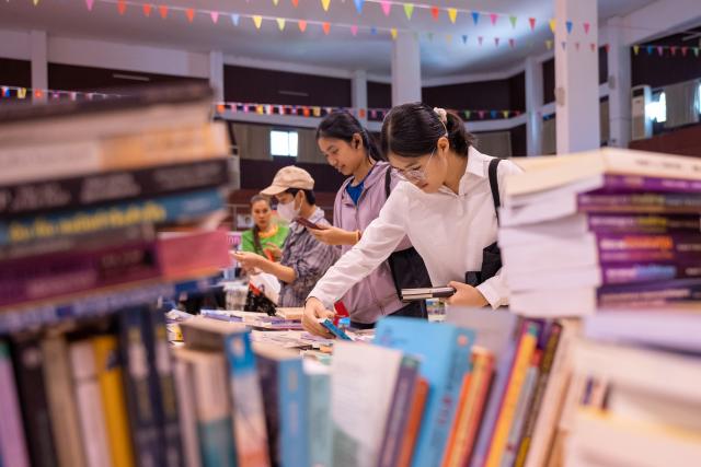 (260314) -- LAOS, March 14, 2026 (Xinhua) -- People select books at the Book Festival in Vientiane, Laos, March 14, 2026. The festival is held in the Lao capital Vientiane from March 10 to 15. Under the theme "Books Connecting Cultures," the event aims to foster a culture of reading, promote lifelong learning, and inspire Lao youth to explore knowledge through the written word.
  TO GO WITH "Roundup: Book festival fosters lifelong learning, sparks reading culture among Lao youth" (Photo by Kaikeo Saiyasane/Xinhua)