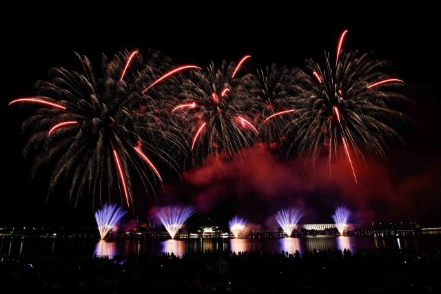 (260314) -- CANBERRA, March 14, 2026 (Xinhua) -- Fireworks illuminate the sky over Lake Burley Griffin during a fireworks show in Canberra, Australia, March 14, 2026. (Photo by Chu Chen/Xinhua)