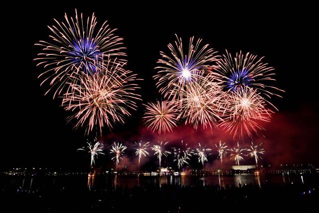 (260314) -- CANBERRA, March 14, 2026 (Xinhua) -- Fireworks illuminate the sky over Lake Burley Griffin during a fireworks show in Canberra, Australia, March 14, 2026. (Photo by Chu Chen/Xinhua)