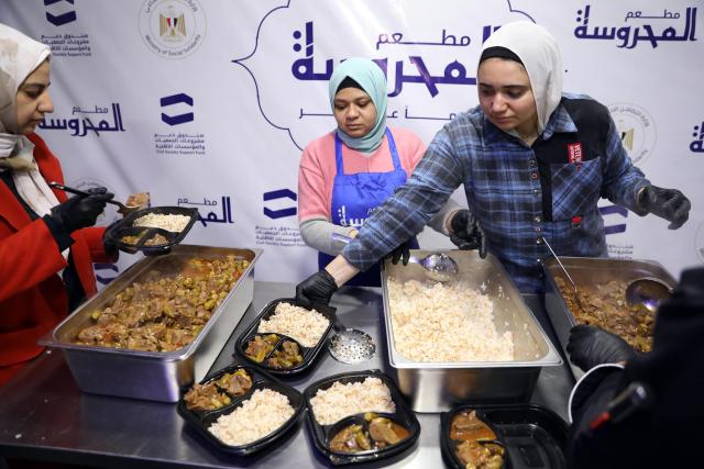 (260314) -- CAIRO, March 14, 2026 (Xinhua) -- Staff members and volunteers prepare a free iftar (fast-breaking meal) at a government-sponsored public restaurant in Cairo, Egypt, March 13, 2026. TO GO WITH "Feature: Egyptian initiative serves millions of free Ramadan meals at shared tables nationwide " (Xinhua/Ahmed Gomaa)
