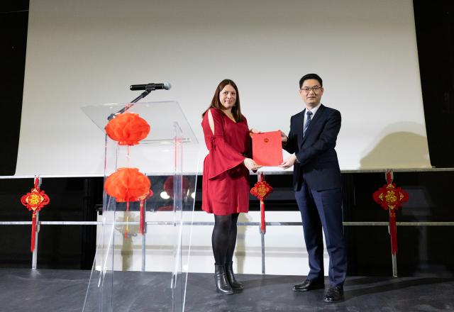 (260314) -- MANOSQUE, March 14, 2026 (Xinhua) -- The Chinese Consulate General in Marseille presents Chinese President Xi Jinping's reply letter to the Provence-Alpes-Cote d'Azur International School at a delivery ceremony in Manosque, France, March 12, 2026. Chinese President Xi Jinping recently replied to a letter from teachers and students of the Chinese language class at the Provence-Alpes-Cote d'Azur International School in France, extending his best wishes to them as well as all the teachers and students of the school.
TO GO WITH "Xiplomacy: Xi's reply inspires youth support for China-France, China-Europe friendship" (Xinhua/Wu Huiwo)