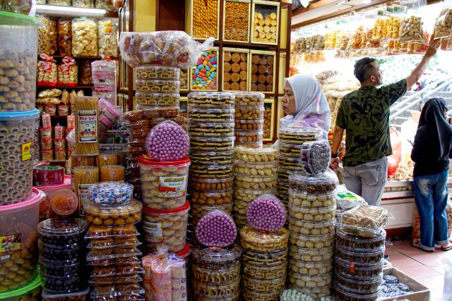 (260314) -- BANDUNG, March 14, 2026 (Xinhua) -- Customers buy traditional cookies in preparation for the upcoming Eid al-Fitr in Bandung, west Java Province, Indonesia, March 14, 2026. (Photo by Septianjar Muharam/Xinhua)