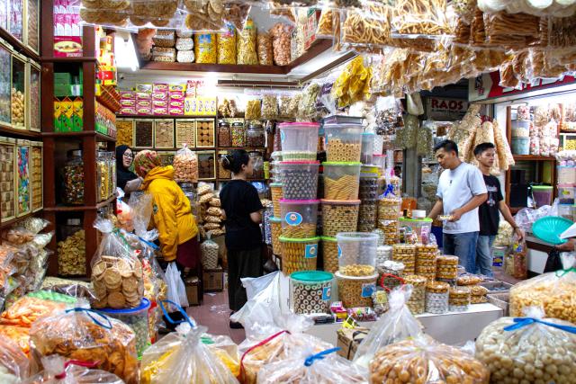(260314) -- BANDUNG, March 14, 2026 (Xinhua) -- Customers buy traditional cookies in preparation for the upcoming Eid al-Fitr in Bandung, west Java Province, Indonesia, March 14, 2026. (Photo by Septianjar Muharam/Xinhua)
