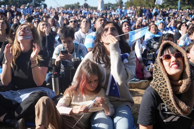 (260708) -- BUENOS AIRES, July 8, 2026 (Xinhua) -- Fans of team Argentina react while watching the round of 16 match between Argentina and Egypt at the 2026 FIFA World Cup at a square in Buenos Aires, Argentina, July 7, 2026. (Xinhua/Zhang Duo)