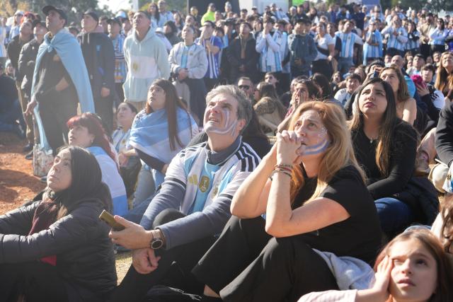 (260708) -- BUENOS AIRES, July 8, 2026 (Xinhua) -- Fans of team Argentina react while watching the round of 16 match between Argentina and Egypt at the 2026 FIFA World Cup at a square in Buenos Aires, Argentina, July 7, 2026. (Xinhua/Zhang Duo)