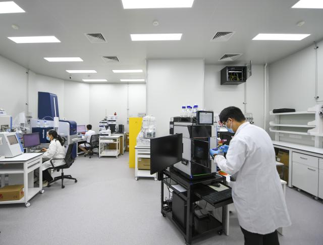 (260708) -- SHANGHAI, July 8, 2026 (Xinhua) -- Researchers work at a laboratory of Interdisciplinary Research Center on Biology and Chemistry under the Chinese Academy of Sciences (CAS) in Shanghai, east China, July 6, 2026. Basic research is the foundation of all scientific and technological innovation. In recent years, the CAS Shanghai Branch has worked closely with Shanghai to foster basic research. It also provides stable support for young researchers, creating an environment where long-term scientific exploration can generate breakthroughs that serve national priorities and advance cutting-edge research. (Xinhua/Chen Shuo)