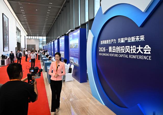 (260708) -- QINGDAO, July 8, 2026 (Xinhua) -- Journalists work during the 2026 Qingdao Venture Capital Conference at Qingdao International Conference Center in Qingdao, east China's Shandong Province, July 8, 2026. This conference focuses on the development of new quality productive forces and collaborative innovation in the fields of venture capital. (Xinhua/Li Ziheng)