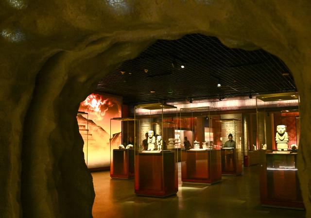 (260708) -- SHANGHAI, July 8, 2026 (Xinhua) -- Visitors view exhibits during the exhibition "On Top of the World Tree: Ancient Civilizations of the Americas" in Shanghai, east China, July 8, 2026. The exhibition showcases a total of 1,129 sets of precious artifacts from cultural institutions in Mexico, Peru and China. It will officially open to the public on July 9 and will run until Nov. 14, 2027. (Xinhua/Chen Haoming)