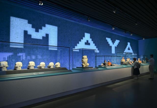 (260708) -- SHANGHAI, July 8, 2026 (Xinhua) -- Visitors view exhibits during the exhibition "On Top of the World Tree: Ancient Civilizations of the Americas" in Shanghai, east China, July 8, 2026. The exhibition showcases a total of 1,129 sets of precious artifacts from cultural institutions in Mexico, Peru and China. It will officially open to the public on July 9 and will run until Nov. 14, 2027. (Xinhua/Chen Haoming)
