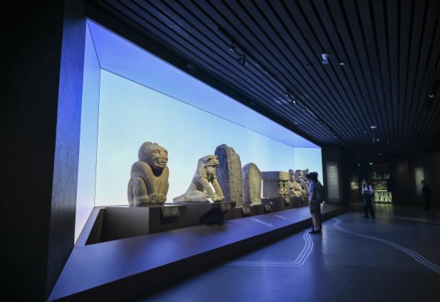(260708) -- SHANGHAI, July 8, 2026 (Xinhua) -- Visitors view exhibits during the exhibition "On Top of the World Tree: Ancient Civilizations of the Americas" in Shanghai, east China, July 8, 2026. The exhibition showcases a total of 1,129 sets of precious artifacts from cultural institutions in Mexico, Peru and China. It will officially open to the public on July 9 and will run until Nov. 14, 2027. (Xinhua/Chen Haoming)