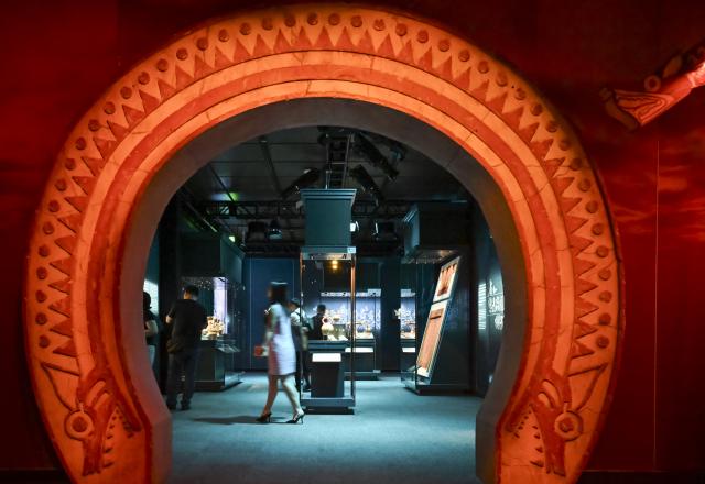 (260708) -- SHANGHAI, July 8, 2026 (Xinhua) -- Visitors view exhibits during the exhibition "On Top of the World Tree: Ancient Civilizations of the Americas" in Shanghai, east China, July 8, 2026. The exhibition showcases a total of 1,129 sets of precious artifacts from cultural institutions in Mexico, Peru and China. It will officially open to the public on July 9 and will run until Nov. 14, 2027. (Xinhua/Chen Haoming)