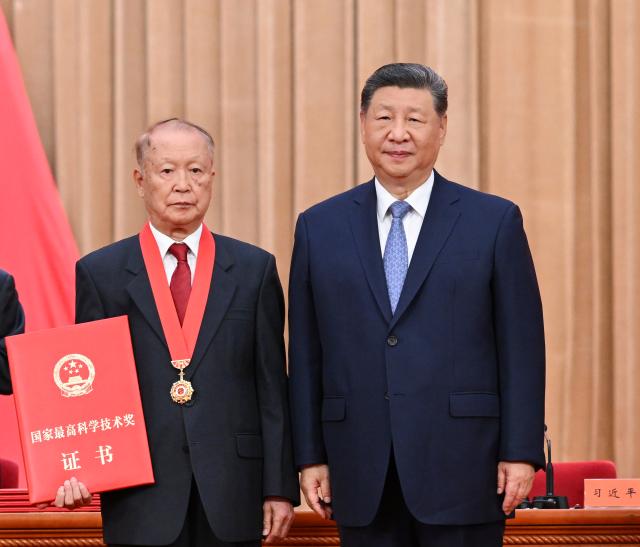 (260708) -- BEIJING, July 8, 2026 (Xinhua) -- Chinese President Xi Jinping, also general secretary of the Communist Party of China Central Committee and chairman of the Central Military Commission, presents China's top sci-tech award for the year 2025 to Ben De, a researcher at the China Electronics Technology Group Corporation and a Chinese Academy of Engineering (CAE) academician, at the Great Hall of the People in Beijing, capital of China, July 8, 2026. A meeting bringing together the national science and technology award conference, the general assemblies of the members of the Chinese Academy of Sciences (CAS) and the CAE, and the 11th national congress of the China Association for Science and Technology was held here on Wednesday. (Xinhua/Yan Yan)