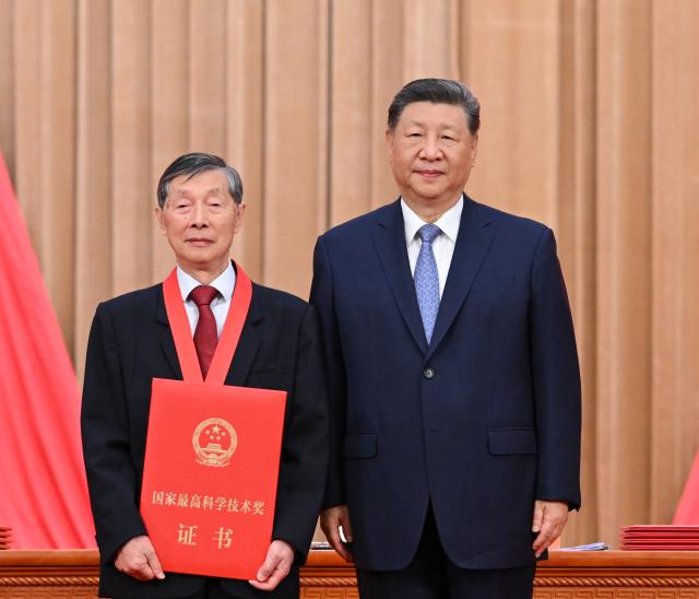 (260708) -- BEIJING, July 8, 2026 (Xinhua) -- Chinese President Xi Jinping, also general secretary of the Communist Party of China Central Committee and chairman of the Central Military Commission, presents China's top sci-tech award for the year 2025 to Chen Liquan, a researcher at the Institute of Physics under the Chinese Academy of Sciences (CAS) and a Chinese Academy of Engineering (CAE) academician, at the Great Hall of the People in Beijing, capital of China, July 8, 2026. A meeting bringing together the national science and technology award conference, the general assemblies of the members of the CAS and the CAE, and the 11th national congress of the China Association for Science and Technology was held here on Wednesday. (Xinhua/Yan Yan)