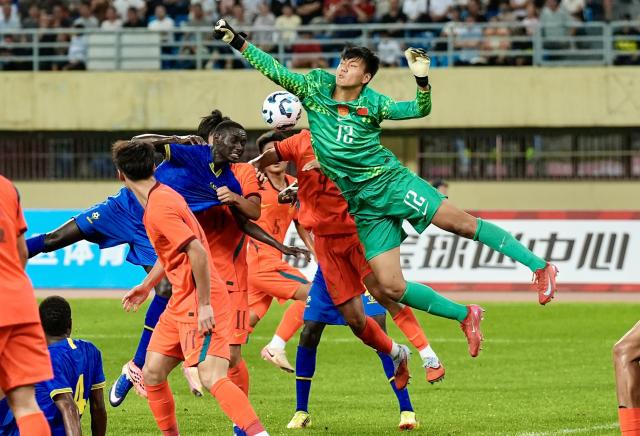 (260708) -- YINCHUAN, July 8, 2026 (Xinhua) -- Qin Ziniu (1st R), goalkeeper of Chinese U17 national team, competes during the CFA Team China International Youth Football Tournament Yinchuan 2026 between Chinese U17 national team and Tanzania U17 national team in Yinchuan, northwest China's Ningxia Hui Autonomous Region, July 8, 2026. (Xinhua/Yang Zhisen)
