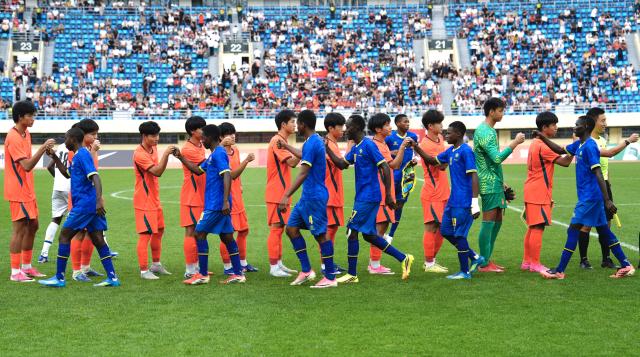 (260708) -- YINCHUAN, July 8, 2026 (Xinhua) -- Players of both teams greet each other before the CFA Team China International Youth Football Tournament Yinchuan 2026 between Chinese U17 national team and Tanzania U17 national team in Yinchuan, northwest China's Ningxia Hui Autonomous Region, July 8, 2026. (Xinhua/Yang Zhisen)