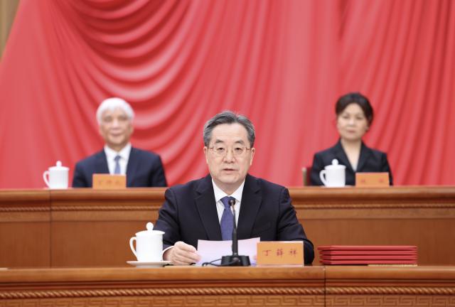 (260708) -- BEIJING, July 8, 2026 (Xinhua) -- Ding Xuexiang announces the award decision at a meeting bringing together the national science and technology award conference, the general assemblies of the members of the Chinese Academy of Sciences (CAS) and the Chinese Academy of Engineering (CAE), and the 11th national congress of the China Association for Science and Technology at the Great Hall of the People in Beijing, capital of China, July 8, 2026. (Xinhua/Huang Jingwen)
