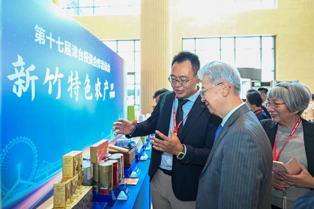 (260708) -- TIANJIN, July 8, 2026 (Xinhua) -- Guests communicate at the 17th Tianjin-Taiwan trade fair in north China's Tianjin, July 8, 2026. (Xinhua/Sun Fanyue)