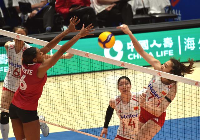 (260708) -- HONG KONG, July 8, 2026 (Xinhua) -- Wang Yuanyuan (1st R) of China and Jazmine Ruth White (2nd L) of Canada compete during the Pool 8 match between China and Canada at the Women's Volleyball Nations League (VNL) 2026 in Hong Kong, south China, July 8, 2026. (Xinhua/Lo Ping Fai)